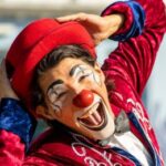Ser un poco payaso