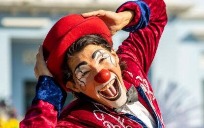 Ser un poco payaso