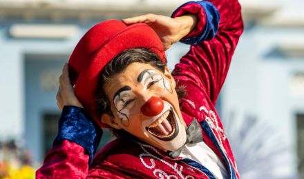 Ser un poco payaso